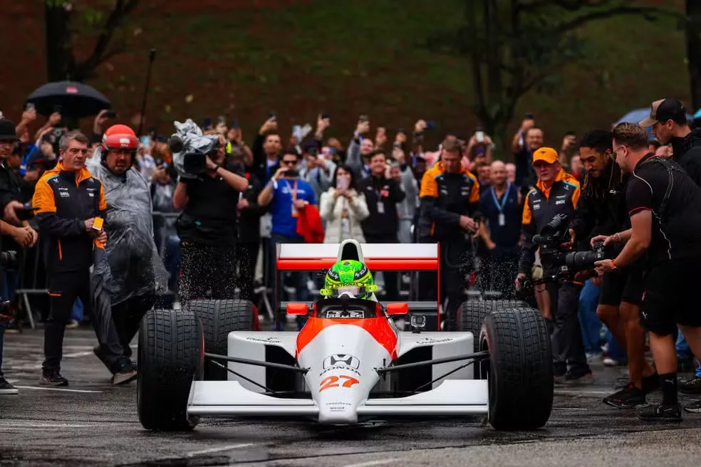 Hamilton dirige McLaren de Senna, pega bandeira do Brasil e emociona público em São Paulo