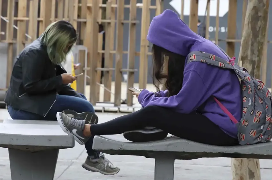 Celulares podem ficar proibidos em todas as escolas do Espírito Santo, é o que propõe projeto de lei 