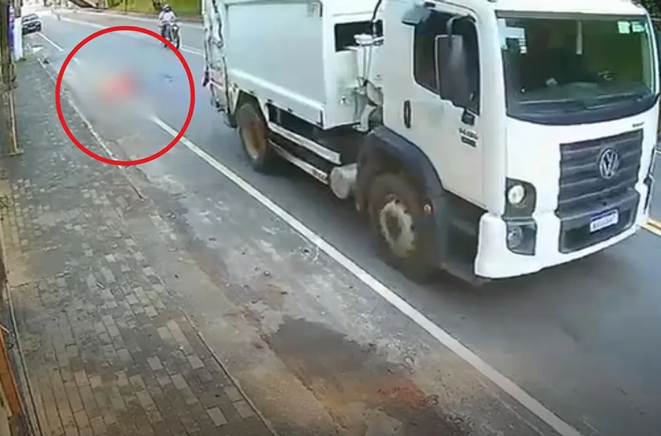 Trabalhador se acidenta caindo após caminhão de lixo passar em quebra-mola no ES