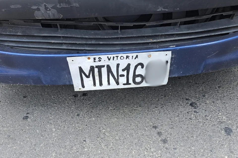 Carro é apreendido em Vitória após a Guarda Municipal constatar que a placa do veículo era pintada à mão 