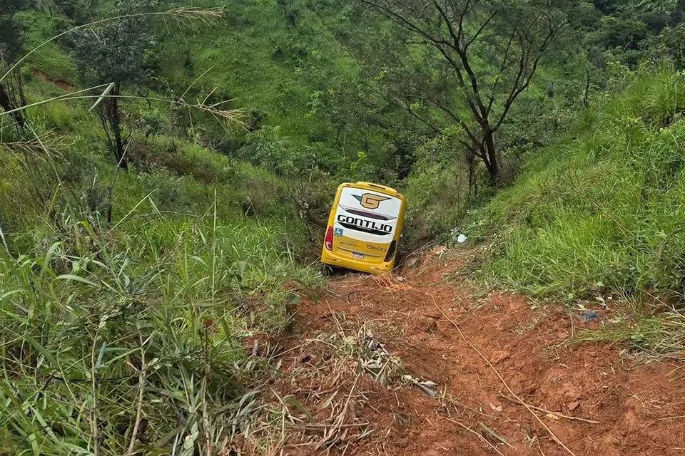 Ônibus com 26 passageiros cai em ribanceira e motorista morre em MG