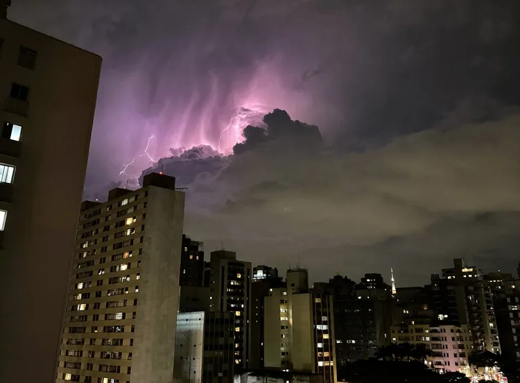 Nova ZCAS aumenta o risco de temporais no Brasil nesta semana, incluindo Minas e Espírito Santo 