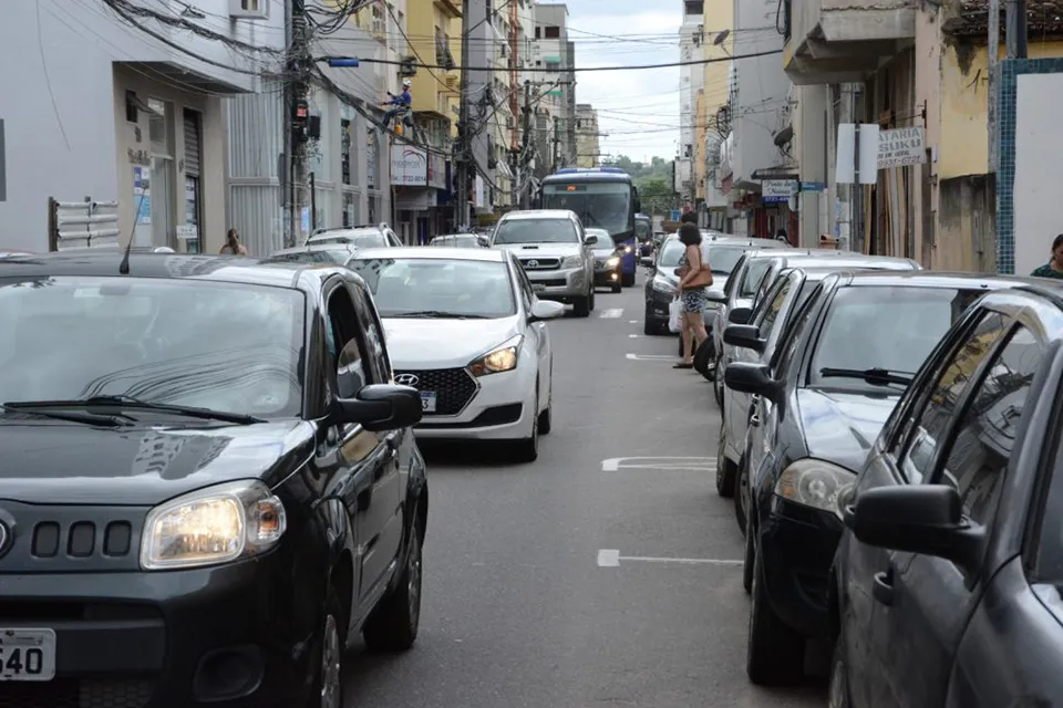Prefeito de Colatina anuncia suspensão do contrato de estacionamento rotativo e fim da cobrança na cidade