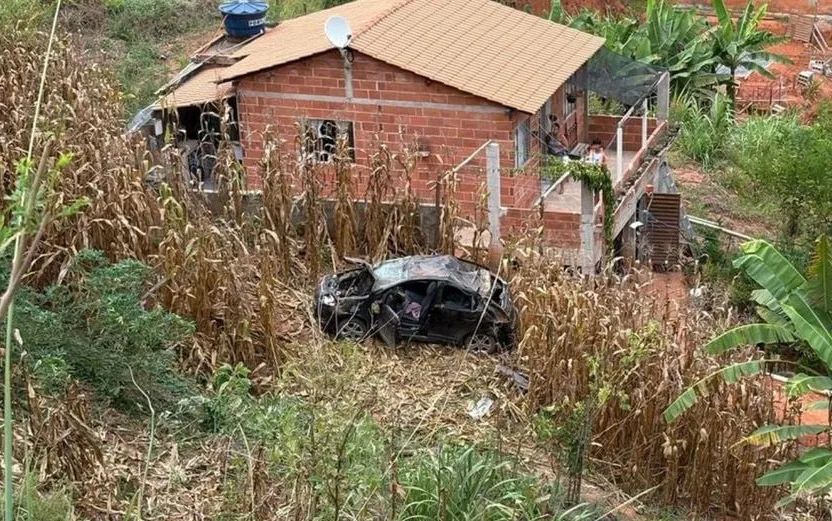 Veículo cai em ribanceira na cidade de Afonso Cláudio após mulher perder o controle