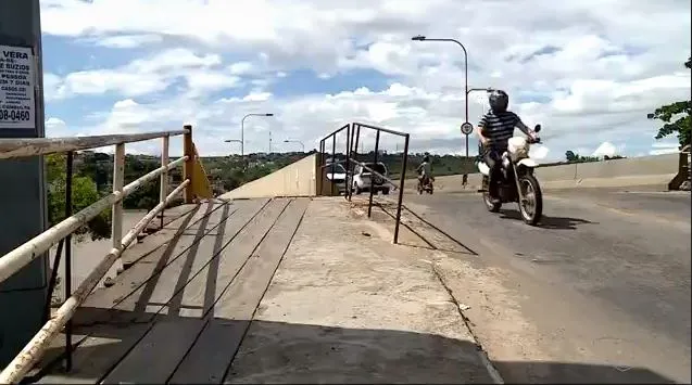 Jovem morre após colidir com a mureta da Ponte Florentino Avidos na cidade de Colatina