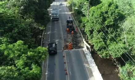 Formação de Buraco na BR 259, na ponte de Baunilha em Colatina, redobra a atenção dos condutores que passam pelo local 