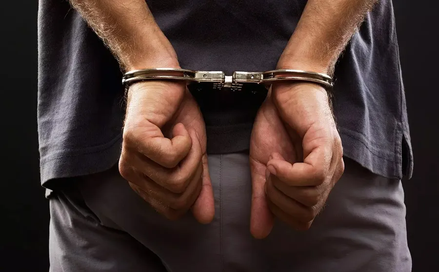 Homem com mandado de prisão em aberto é preso pela Polícia Militar e Polícia Civil em Baixo Guandu