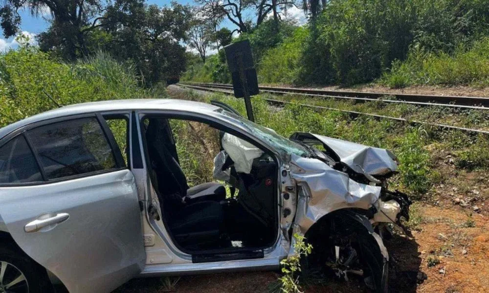 Carro 'morre' em cima de linha férrea e é atingido por trem em MG