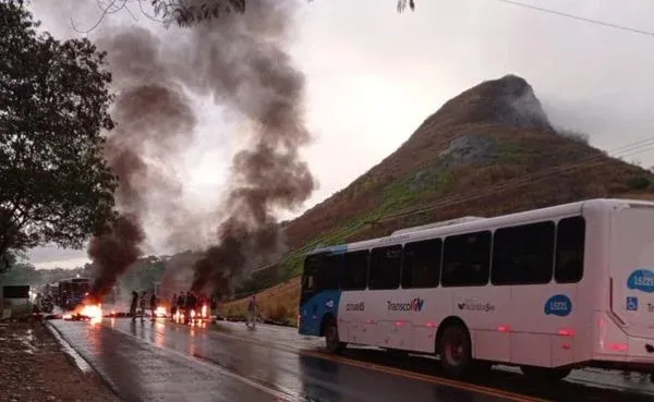 Manifestação na Serra deixa os dois sentidos da BR 101 interditada