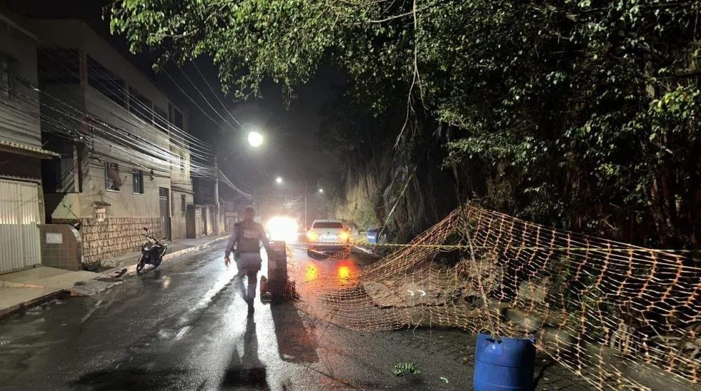 Rocha se desprende e invade avenida na cidade de Colatina