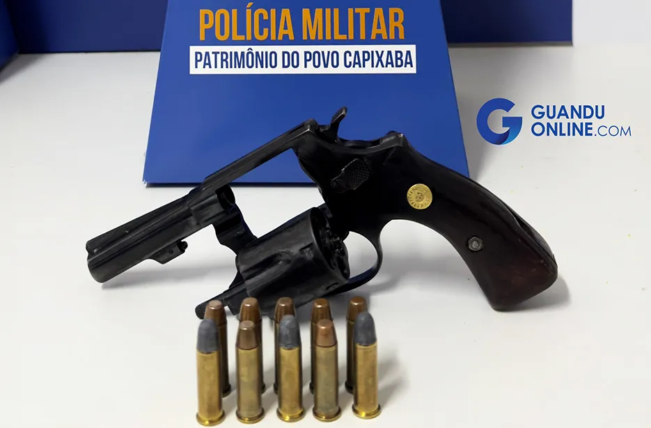 Homem é detido pela Polícia Militar portando arma de fogo em festa clandestina no Parque da Lago em Baixo Guandu 