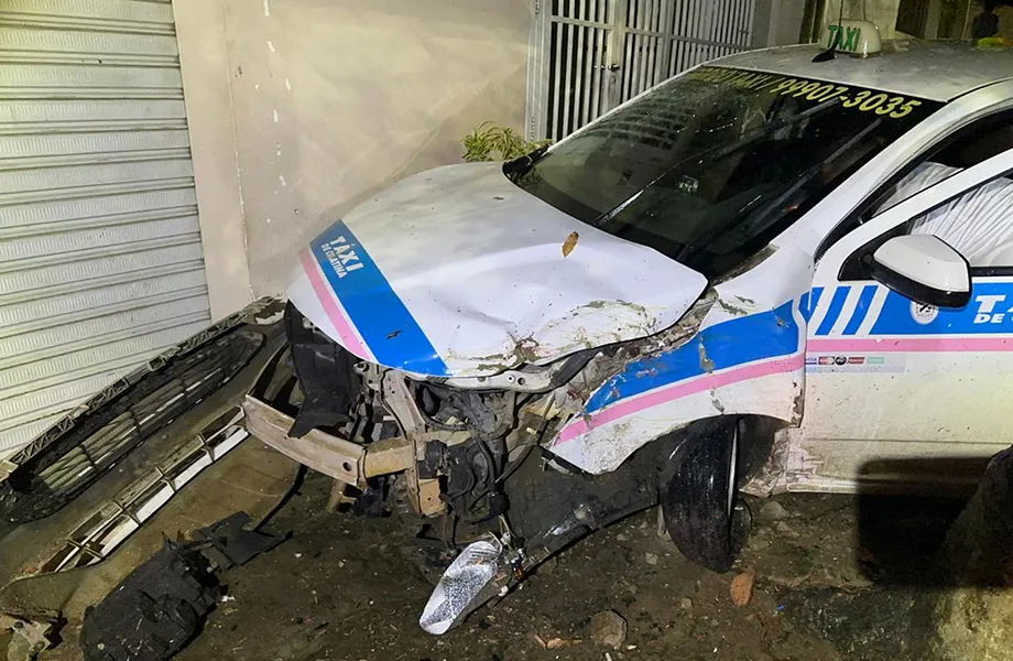Taxista colide em residência após assalto na cidade de Colatina